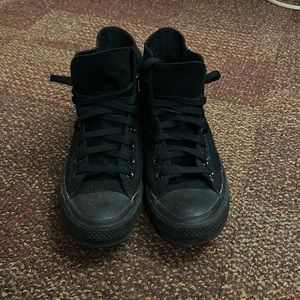Unisex black converse size 9.5 in women’s and 7.5 in men’s
